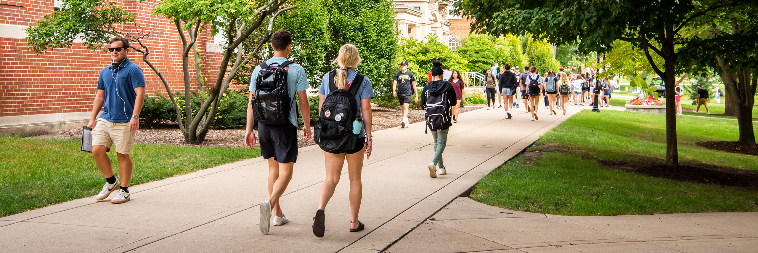 Students walking on Illinois State quad